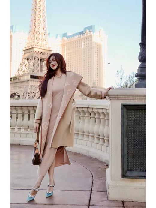 驴家 秋冬经典款大衣 奶茶色大花长款大衣（SZX*MM） 商品图3