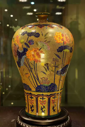 金丝珐琅青花莲年有余梅瓶