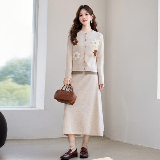 HR YBER615时尚拼色花绣圆领纽扣两件套裙 商品图3