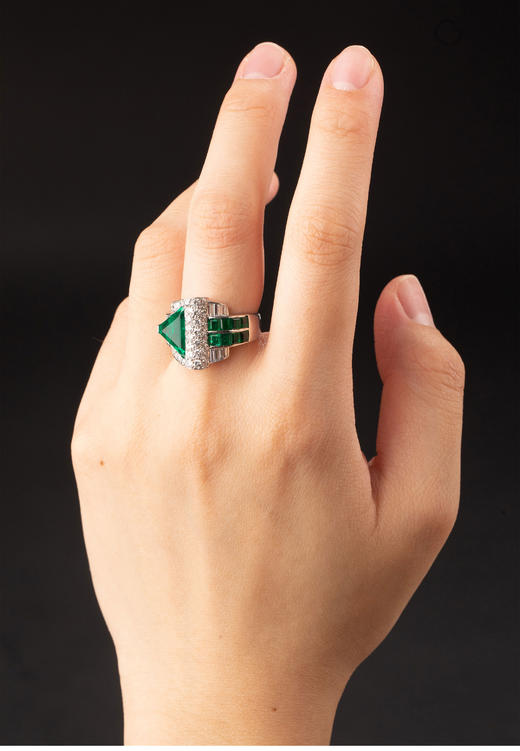 独角鹿西洋古董 1930年代美国出品装饰艺术风格铂金镶嵌钻石及哥伦比亚祖母绿戒指 商品图0