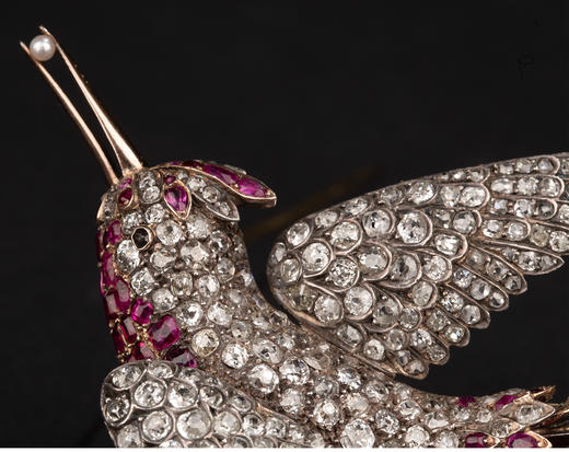 独角鹿西洋古董 19世纪晚期法国出品「天堂鸟」造型金银叠打镶嵌老切钻石及红宝石珍珠胸针 商品图2