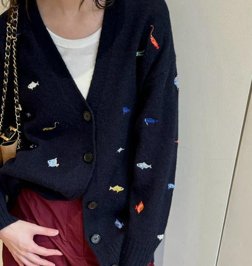 【高品质私服】【复古巴素兰羊毛蓬松趣味小鱼多多刺绣V领开衫】V领设计很好地修饰脸型和颈部线条，超级柔软舒适 展现慵懒随性的女人味【无标出货 介意慎拍】-WD 商品图4