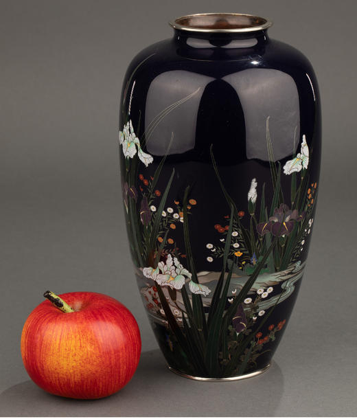 独角鹿西洋古董 1910年代日本明治时期出品「鸢尾」主题银胎七宝烧花瓶 商品图1