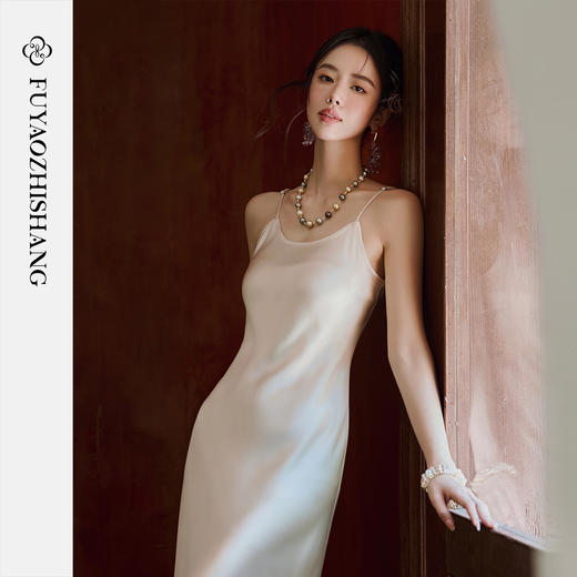 FUYAO扶摇 醋酸缎面吊带连衣裙女法式大U领气质修身2025新款裙子 商品图1