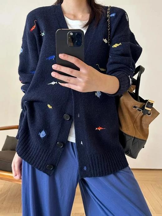 【高品质私服】【复古巴素兰羊毛蓬松趣味小鱼多多刺绣V领开衫】V领设计很好地修饰脸型和颈部线条，超级柔软舒适 展现慵懒随性的女人味【无标出货 介意慎拍】-WD 商品图1