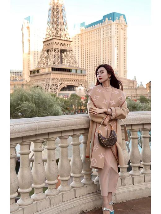 驴家 秋冬经典款大衣 奶茶色大花长款大衣（SZX*MM） 商品图0