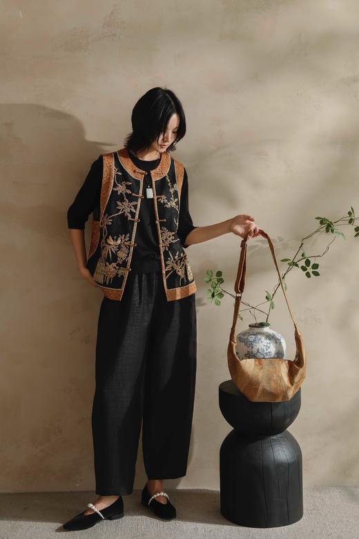 du家首发 原创 花痴自留款 国风香云纱千里江山牛角包，限量6只！轻盈能装不撞款，你的日常出行“全能搭子”！鼎级60姆米真丝香云纱，面料挺括有型，背上一整天，也能轻松自如，彻底告别负重感！ 商品图14