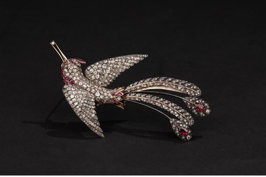 独角鹿西洋古董 19世纪晚期法国出品「天堂鸟」造型金银叠打镶嵌老切钻石及红宝石珍珠胸针 商品图1