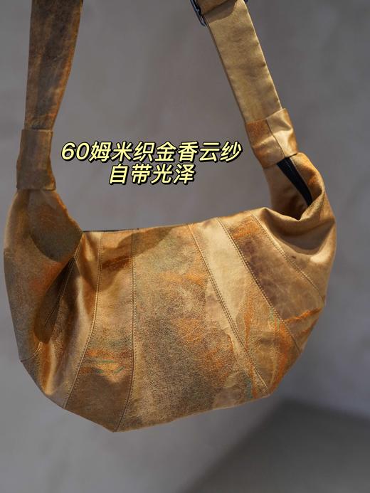 du家首发 原创 花痴自留款 国风香云纱千里江山牛角包，限量6只！轻盈能装不撞款，你的日常出行“全能搭子”！鼎级60姆米真丝香云纱，面料挺括有型，背上一整天，也能轻松自如，彻底告别负重感！ 商品图1