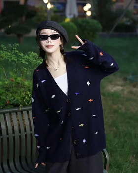 【高品质私服】【复古巴素兰羊毛蓬松趣味小鱼多多刺绣V领开衫】V领设计很好地修饰脸型和颈部线条，超级柔软舒适 展现慵懒随性的女人味【无标出货 介意慎拍】-WD