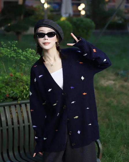 【高品质私服】【复古巴素兰羊毛蓬松趣味小鱼多多刺绣V领开衫】V领设计很好地修饰脸型和颈部线条，超级柔软舒适 展现慵懒随性的女人味【无标出货 介意慎拍】-WD 商品图0