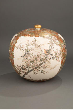 独角鹿西洋古董 1900年代日本明治时期亮山出品金彩锦手百花纹「春樱花见」主题萨摩烧带盖大罐