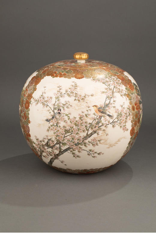 独角鹿西洋古董 1900年代日本明治时期亮山出品金彩锦手百花纹「春樱花见」主题萨摩烧带盖大罐 商品图0