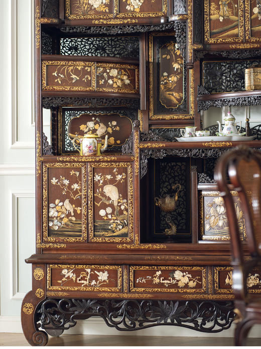 独角鹿西洋古董 1880年代日本明治时期出品吉祥花草镂雕描金装饰「游春图」芝山镶嵌多宝阁 商品图4