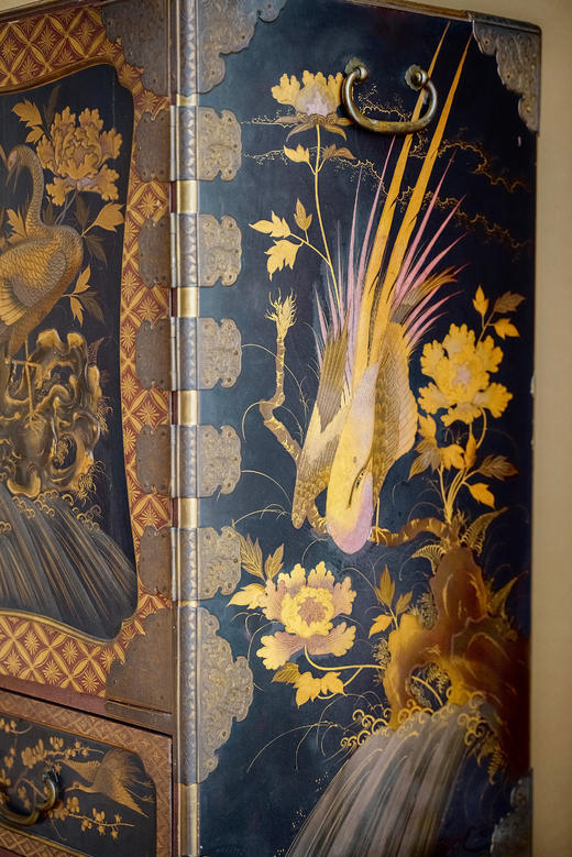 【已售】独角鹿西洋古董19世纪日本江户时代出品卷叶纹精雕黑漆木底座装饰瑞禽繁花主题金漆莳绘嵌青贝双开门边柜 商品图8