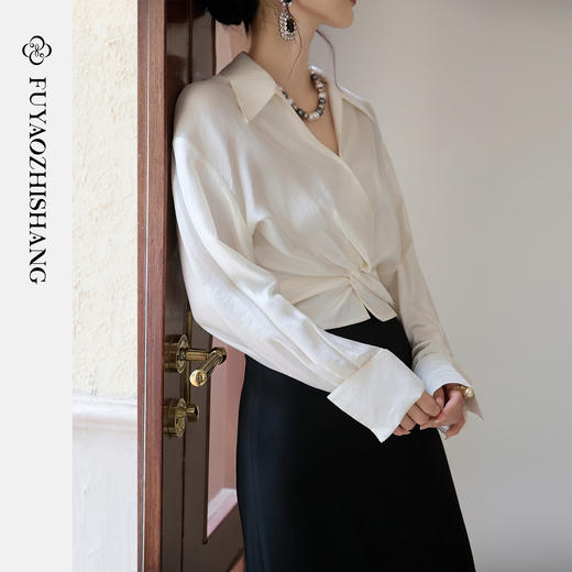 FUYAO扶摇 桑蚕丝白色衬衫套裙女2025秋季小众褶皱上衣轻奢两件套 商品图2