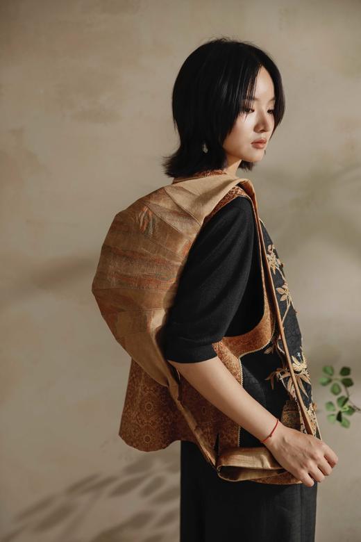 du家首发 原创 花痴自留款 国风香云纱千里江山牛角包，限量6只！轻盈能装不撞款，你的日常出行“全能搭子”！鼎级60姆米真丝香云纱，面料挺括有型，背上一整天，也能轻松自如，彻底告别负重感！ 商品图4