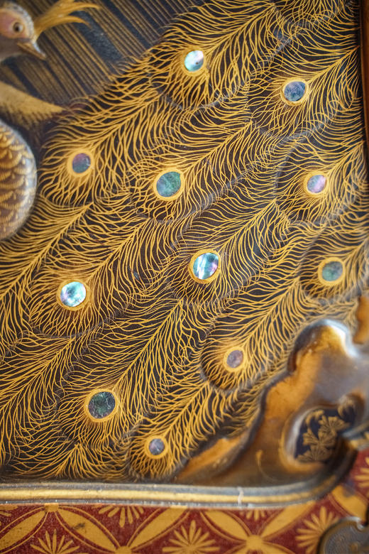 【已售】独角鹿西洋古董19世纪日本江户时代出品卷叶纹精雕黑漆木底座装饰瑞禽繁花主题金漆莳绘嵌青贝双开门边柜 商品图5