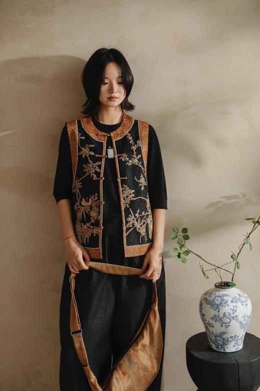 du家首发 原创 花痴自留款 国风香云纱千里江山牛角包，限量6只！轻盈能装不撞款，你的日常出行“全能搭子”！鼎级60姆米真丝香云纱，面料挺括有型，背上一整天，也能轻松自如，彻底告别负重感！ 商品图13