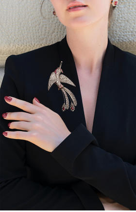 独角鹿西洋古董 19世纪晚期法国出品「天堂鸟」造型金银叠打镶嵌老切钻石及红宝石珍珠胸针