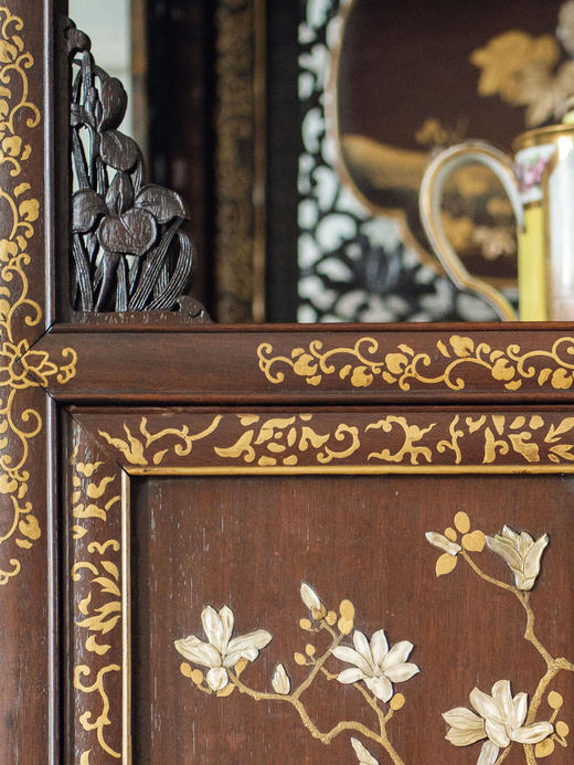 独角鹿西洋古董 1880年代日本明治时期出品吉祥花草镂雕描金装饰「游春图」芝山镶嵌多宝阁 商品图8