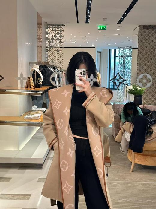 驴家 秋冬经典款大衣 奶茶色大花长款大衣（SZX*MM） 商品图9