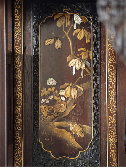 独角鹿西洋古董 1880年代日本明治时期出品吉祥花草镂雕描金装饰「游春图」芝山镶嵌多宝阁 商品图5