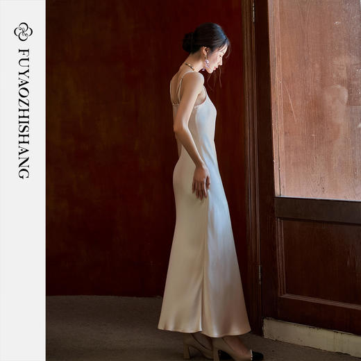 FUYAO扶摇 醋酸缎面吊带连衣裙女法式大U领气质修身2025新款裙子 商品图4