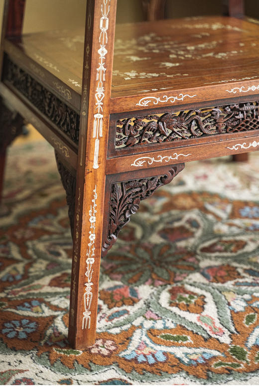 独角鹿西洋古董 19世纪末中国出品镂雕祥纹传统楼阁人物主题天然材质镶嵌双层茶几 商品图5