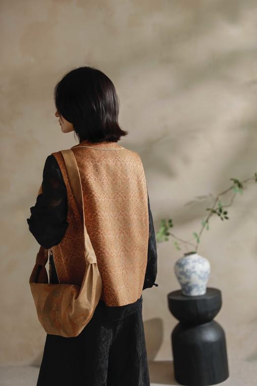 du家首发 原创 花痴自留款 国风香云纱千里江山牛角包，限量6只！轻盈能装不撞款，你的日常出行“全能搭子”！鼎级60姆米真丝香云纱，面料挺括有型，背上一整天，也能轻松自如，彻底告别负重感！ 商品图6