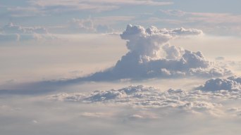 【4K正版】实拍高空云层高积云堡状层积云_3840X2160_高清视频素材下载(编号:8591483)_实拍视频_光厂(VJ师网) www ...