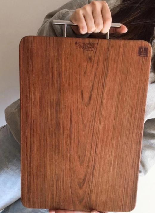木雅轩花梨木菜板！健康保障！✔️选用巴西进口南美花梨木整木切割，✔️高密度，硬度强，不易起屑，使用寿命超长，✔️双面可用，生熟分切，防串味更防交叉感染 商品图5
