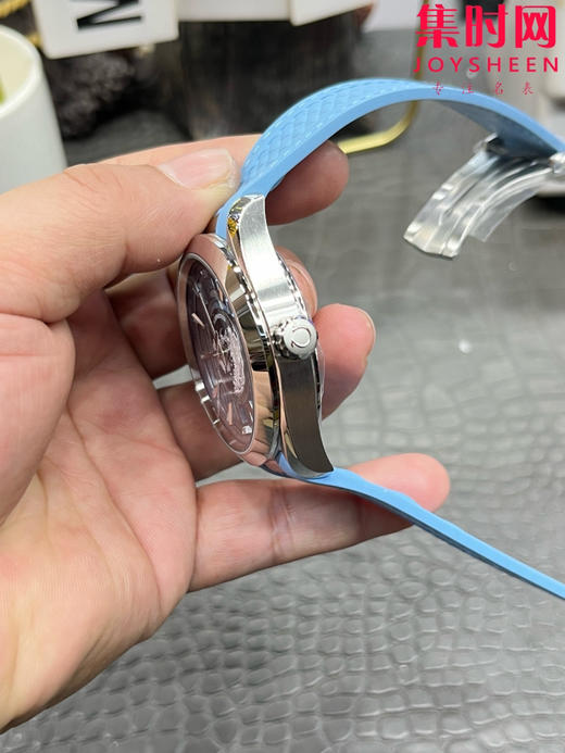 VS欧米茄新款海马世界时系列 VS海马世界时渐变蓝 湖蓝海马 海马世界时密底款 75周年纪念版 夏日蓝 男士腕表 表径43mm Aqua Terra 世界时腕表 商品图5