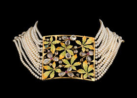 独角鹿西洋古董20世纪法国出品新艺术风格18K黄金嵌花叶造型空窗珐琅钻石红宝石及祖母绿装饰多股天然海水珍珠项链