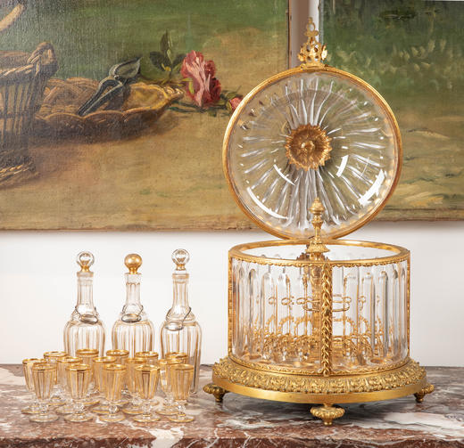 独角鹿西洋古董19世纪法国著名水晶工坊巴卡拉出品葡萄藤叶主题铜鎏金精雕烈酒箱及支架装饰描金水晶酒具套件 商品图2