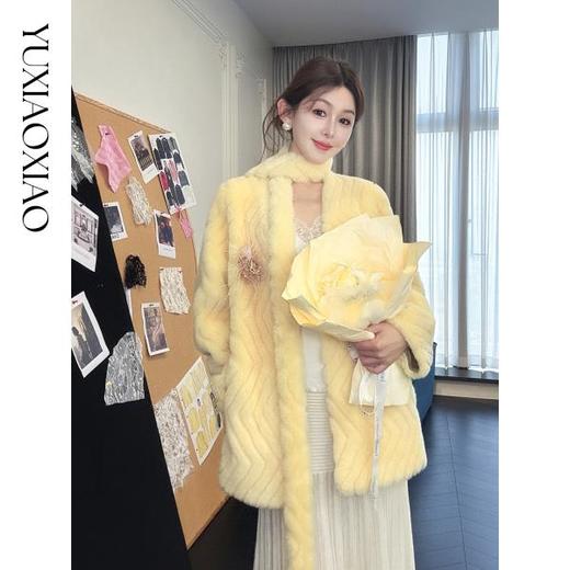 余潇潇【溏心风暴】时尚高贵100羊毛赠送精致可拆胸针V领宽松外套 商品图2