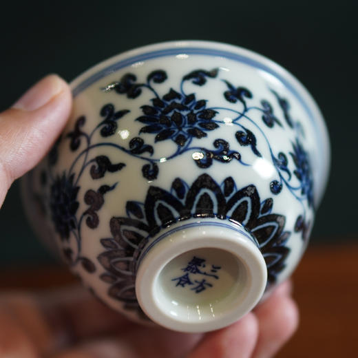 青花金刚莲中号压手  口径：7.9cm，高度：4.5cm，容量约90cc 商品图7