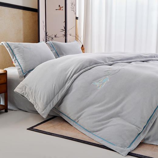 多喜爱 山海经230g云煦绒四件套 山海闻汐/竹叶文鳐/银杏夫诸 hl【高克重暖暖绒】【国风刺绣】【一触即暖】【抗静电】【不易掉毛】细腻绒毛 暖而不闷 织带工艺  可水洗机洗 双面设计 商品图11