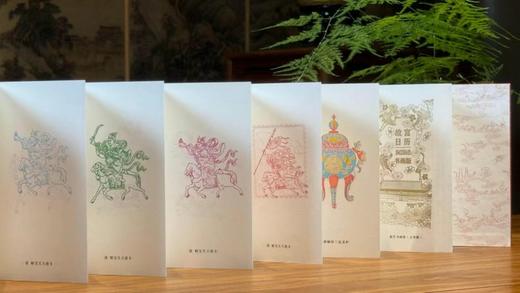 《故宫日历·书画版2026》（盖章版）日历1本、徽章1枚、藏书票1枚、书签2枚、炫彩贴纸2张、印章册1本，手工盖章：书上26枚、印章册40枚，总共66枚100匹马。 商品图4