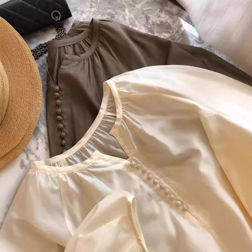 【换季清仓，不退换】这腔调，真是T爱了！法式轻国风~手工绣球扣复古宽松天丝衬衫女秋款！ 商品图2