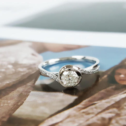 【天然正品】周大生PT950铂金经典简约花朵造型0.302克拉钻石戒指12号（皆取最大值）300925AK29 现售价：2980! 商品图5