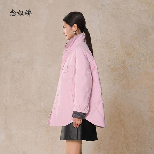 【商场同款】CNO5042 “ 巴恩风羽绒服 ” 菱形格结合珊云粉 甜酷范儿十足 包容显瘦鹅绒服 商品图6