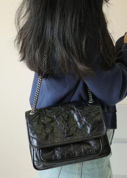 圣罗兰niki 黑链黑标LOGO复古褶皱 牛皮革 流浪包斜挎单肩包 22/28CM小中号双尺寸（ZJ） 商品图10