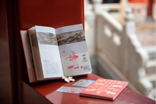 《故宫日历·书画版2026》（盖章版）日历1本、徽章1枚、藏书票1枚、书签2枚、炫彩贴纸2张、印章册1本，手工盖章：书上26枚、印章册40枚，总共66枚100匹马。 商品图5