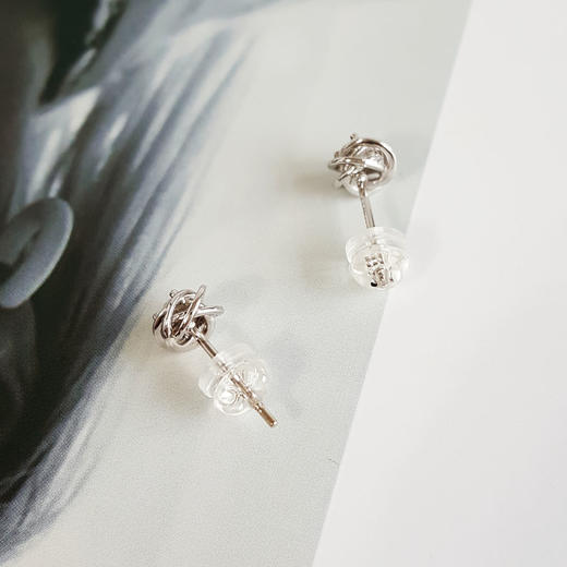 【天然正品】AU750白金简约时尚花朵造型0.138/0.150克拉钻石耳钉14.4*6.6*6.3MM（皆取最大值）081025TJ09 现售价：1880特价！ 商品图6