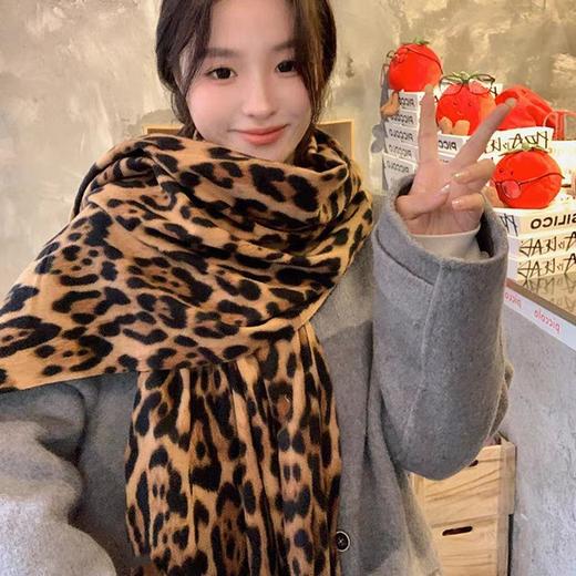 【YW】无忧购49元2件【甄选】冬款加厚仿羊绒豹纹围巾辣妹保暖披肩（截单后3-5天发货) 商品图1