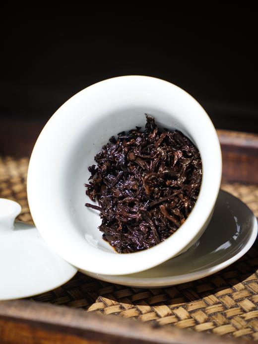【高奢熟茶】【老班章熟茶龙珠】2015年古树原料十年陈茶王厚韵·旷世奇珍，一口松脂清香，一脉茶王醇韵，规格：400g/罐 商品图4
