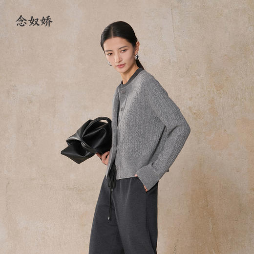 【商场同款】CNR5026 “ 睿智开衫 ” 羊毛+牦牛毛混纺兼具舒适与品质 素色绞花纹理 静奢雅致 商品图9