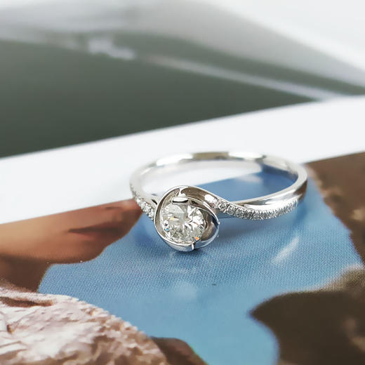 【天然正品】周大生PT950铂金经典简约花朵造型0.302克拉钻石戒指12号（皆取最大值）300925AK29 现售价：2980! 商品图4