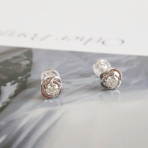 【天然正品】AU750白金简约时尚花朵造型0.138/0.150克拉钻石耳钉14.4*6.6*6.3MM（皆取最大值）081025TJ09 现售价：1880特价！ 商品图5